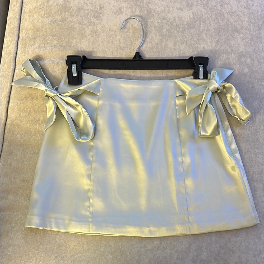 Made in USA Elegant Cream Skirt with Bow Accents